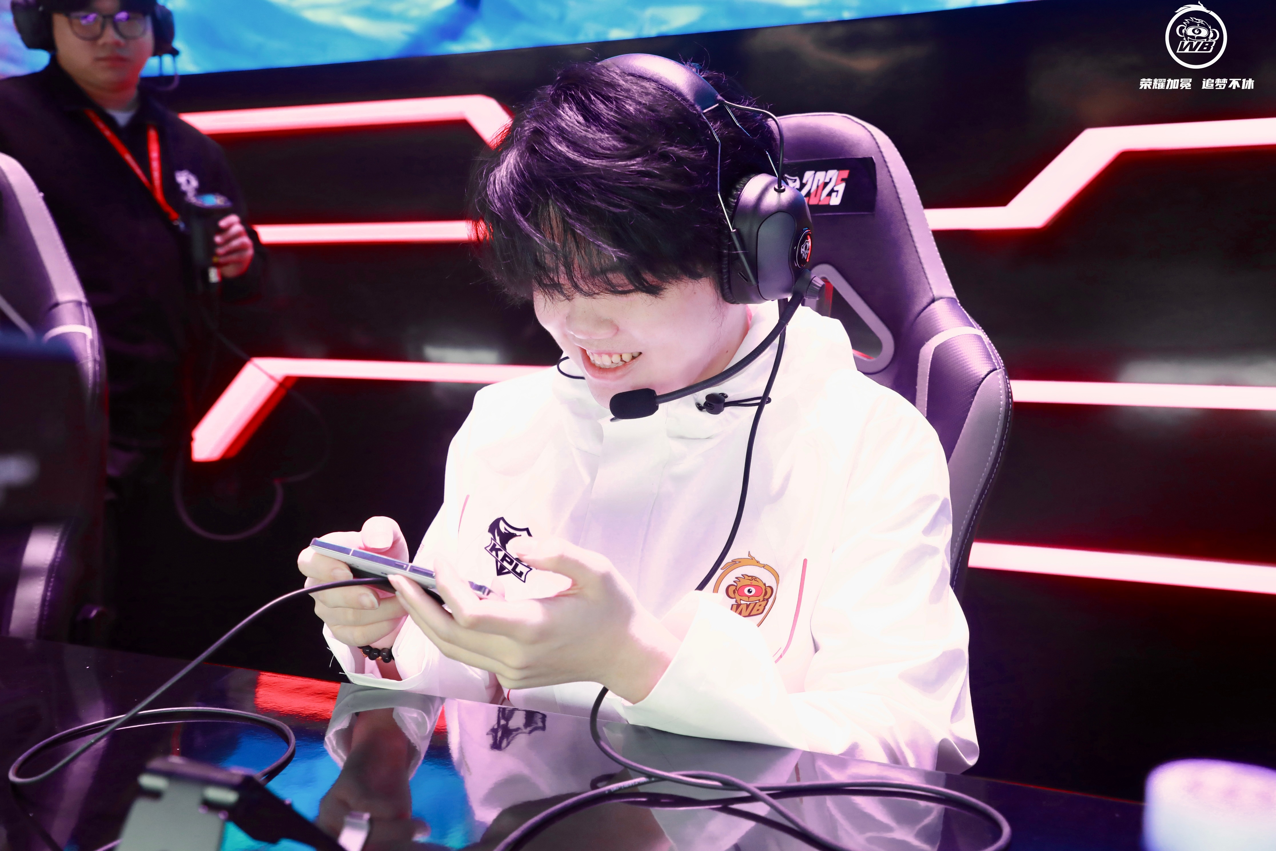 BRO鏖战WBG，Inspired关键团战开团秒人焦点之战全球总决赛，让粉丝疯狂欢呼的简单介绍