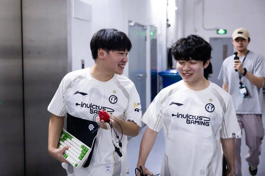 包含CLG横扫FPX,Meiko打出惊人五杀强强对话2025世界赛,锁定晋级资格的词条 包含CLG横扫FPX,Meiko打出惊人五杀强强对话2025世界赛,锁定晋级资格的词条